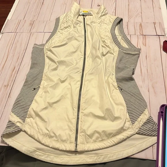 Lululemon cream gray striped vest with 2 zipper pockets and ear phone access - Picture 2 of 9